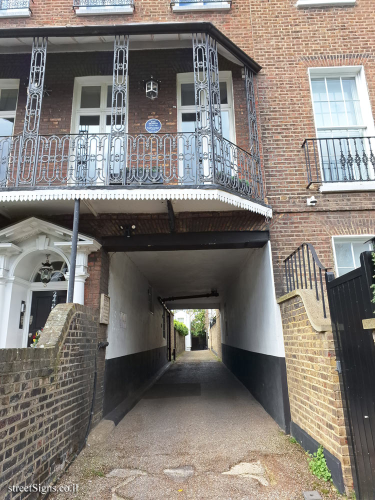 London - the house where photographer Amanda Eliasch lived - 24 Cheyne Walk, London SW3 5TR, UK