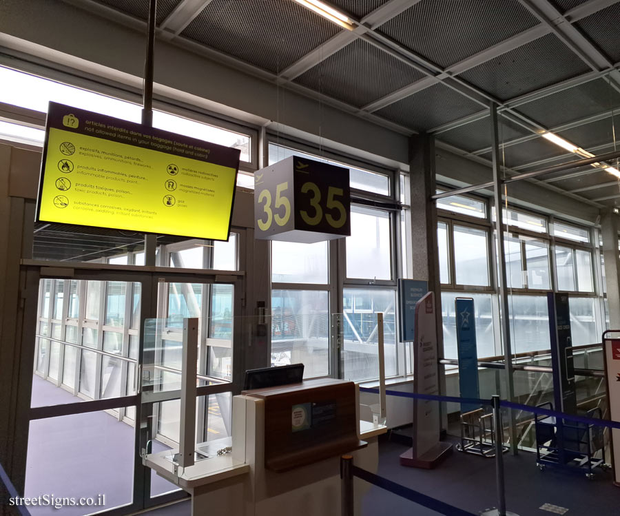 Nantes Airport - Nantes Atlantic - boarding gate - 918 Aéroport Nantes Atlantique, 44340 Bouguenais, France