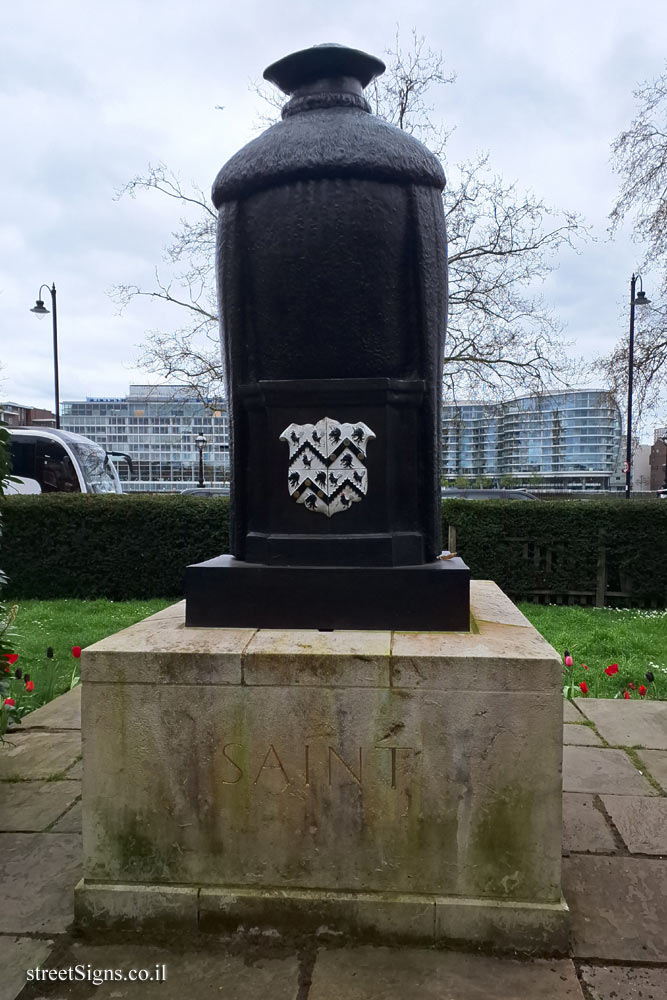 London - The statue of Sir Thomas More - 71 Chelsea Embankment, London SW3 5LT, UK
