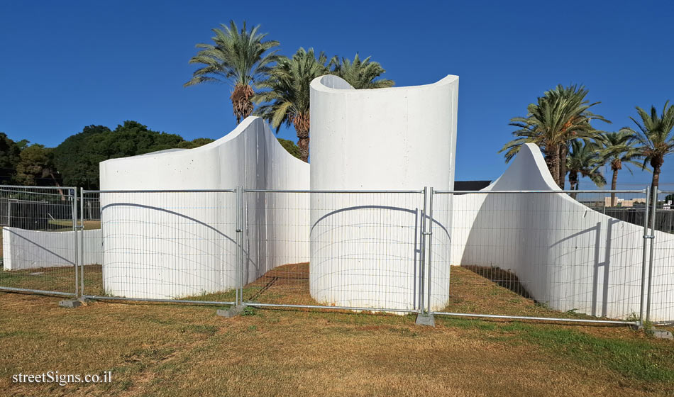 Tel Aviv - Yarkon Park - "Serpentine" - Outdoor sculpture by Yitzhak Danziger - Yehoshua Gardens, Tel Aviv-Yafo, Israel