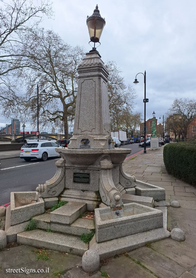 London - Drinking fountain in memory of George Sparkes - 63 Cheyne Walk, London SW3 5LX, UK