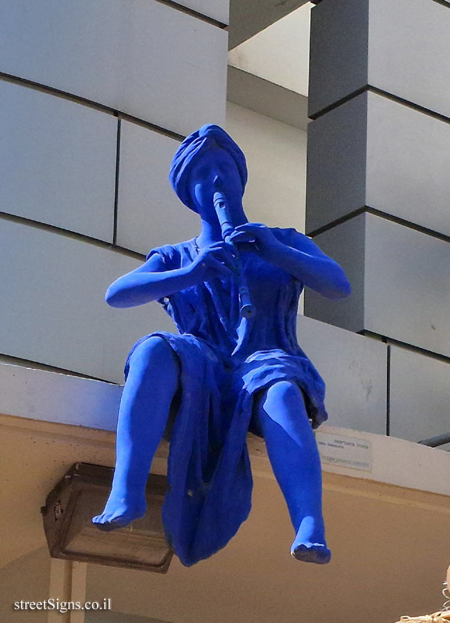 Tel Aviv - Ichilov Hospital - "The Flutist" outdoor sculpture by Ofra Zimbalsta - Lis Maternity Hospital, Tel Aviv-Yafo, Israel