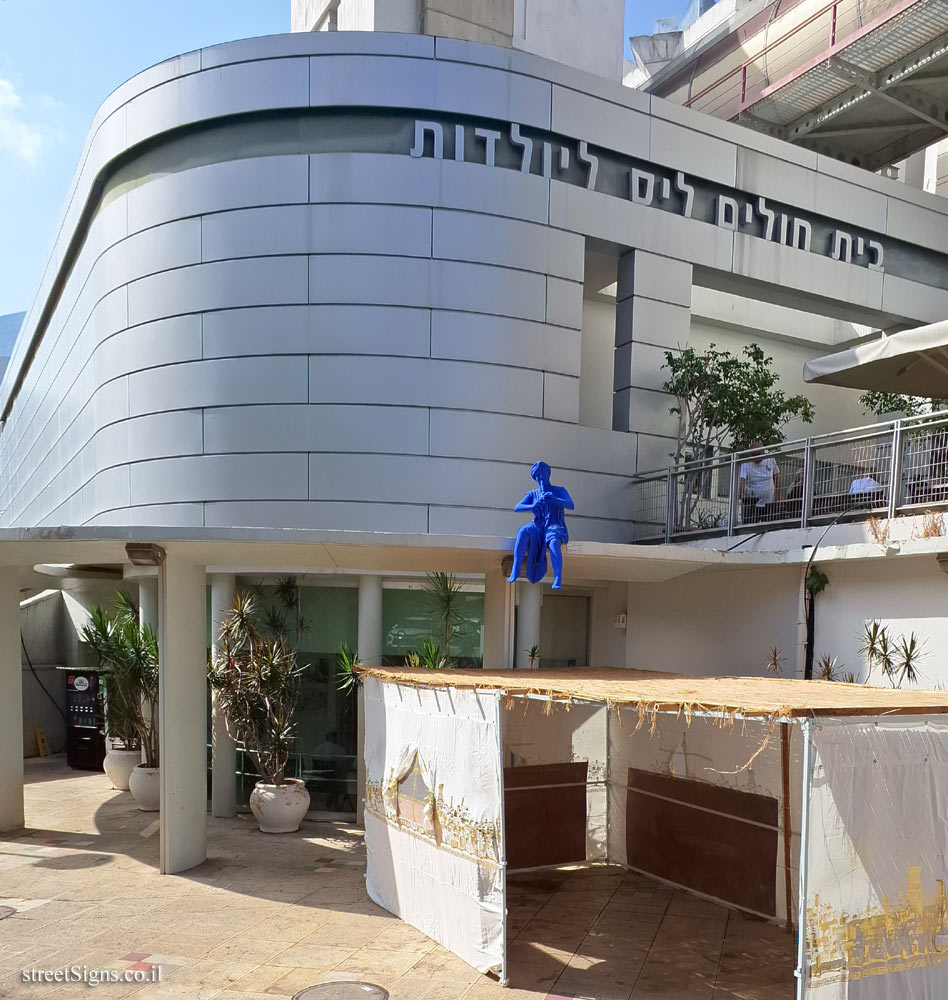 Tel Aviv - Ichilov Hospital - "The Flutist" outdoor sculpture by Ofra Zimbalsta - Lis Maternity Hospital, Tel Aviv-Yafo, Israel