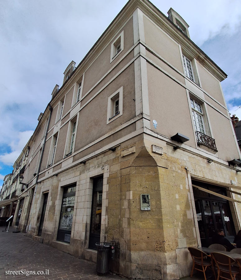 Tour - commemorative plaque to the architect Pierre Boille who renovated the old quarter - 5 Pl. Plumereau, 37000 Tours, France