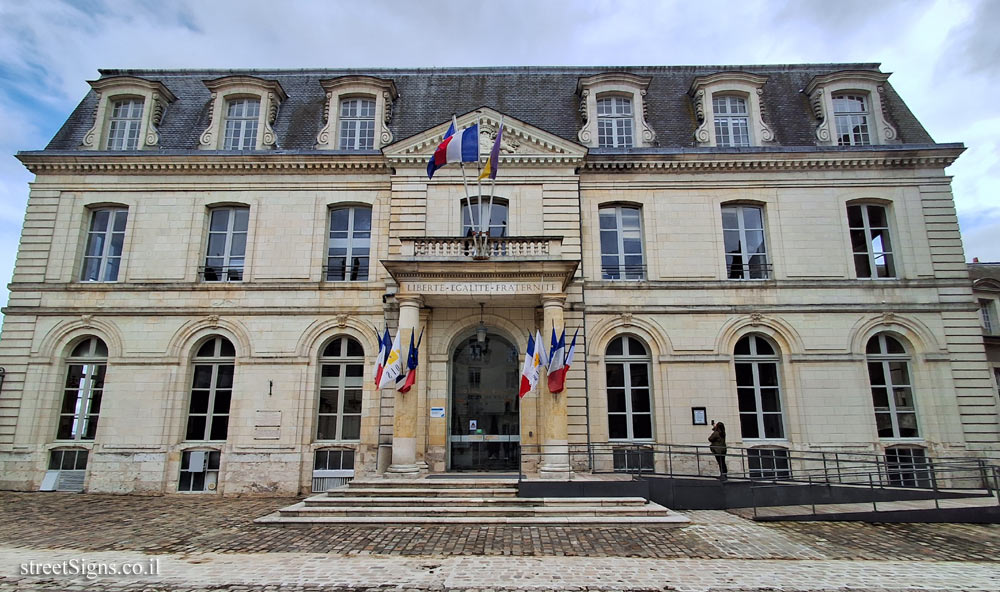 Blois - the town hall as a landmark for landing and parachuting in World War II - 9 Pl. Saint-Louis, 41000 Blois, France