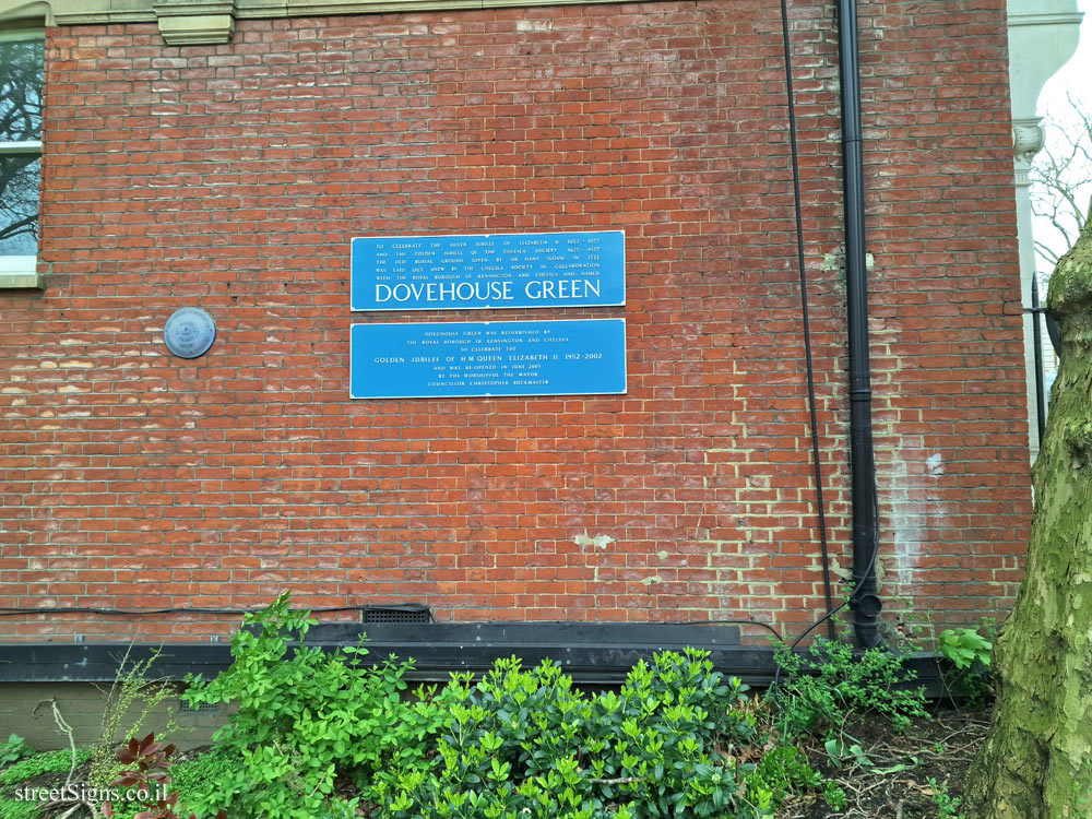 London - Commemorative sign for the residents of Chelsea who fell in World War II - Dovehouse Green, 250 King’s Rd, London SW3 6NT, UK
