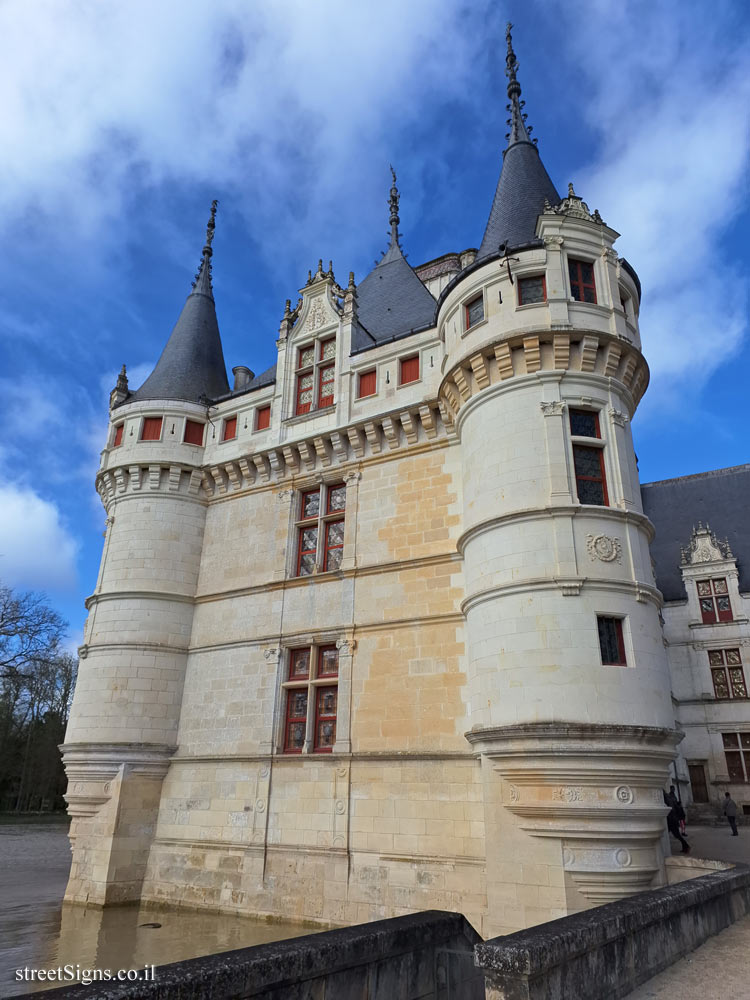 Azay-le-Rideau - A plaque indicating the purchase of the castle by the state - 19 Rue Balzac, 37190 Azay-le-Rideau, France