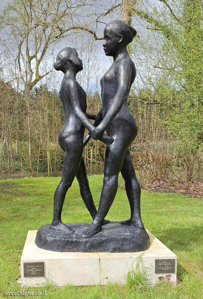 Cheverny - Cheverny Castle - Garden of Love - "Two Sisters" outdoor sculpture by Gudmar Olovson - 381 Le Parc, 41700 Cheverny, France