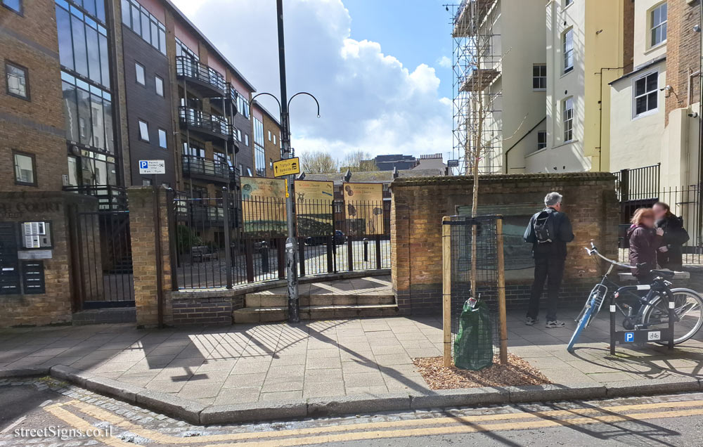 London - the place where the Globe Theater was - 123 Park St, London SE1 9ES, UK