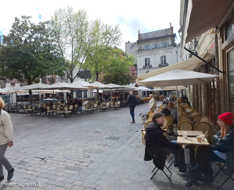 Tours - Place Plumereau - 1 Pl. Plumereau, 37000 Tours, France