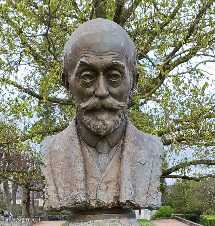 Blois - Statue commemorating the painter Charles Paul Renouard - H8QQ+R8 Blois, France