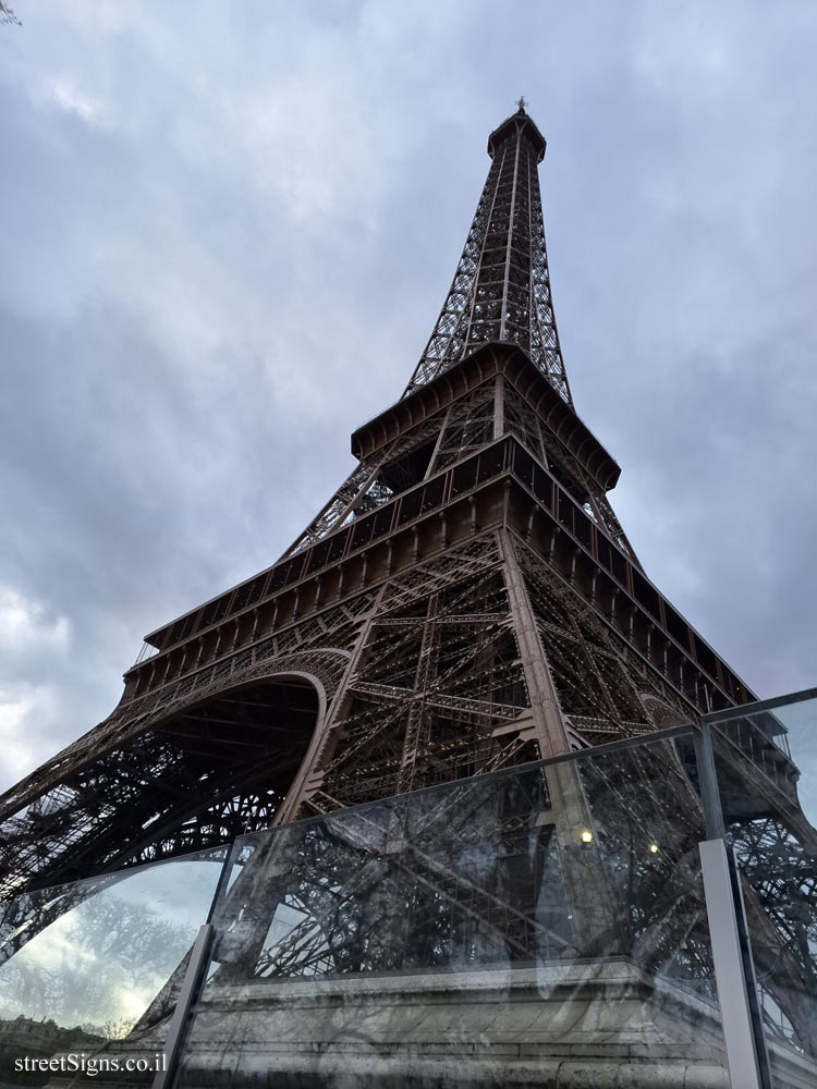 Paris - Direction sign to the Eiffel Tower - Av. Gustave Eiffel, 75007 Paris, France