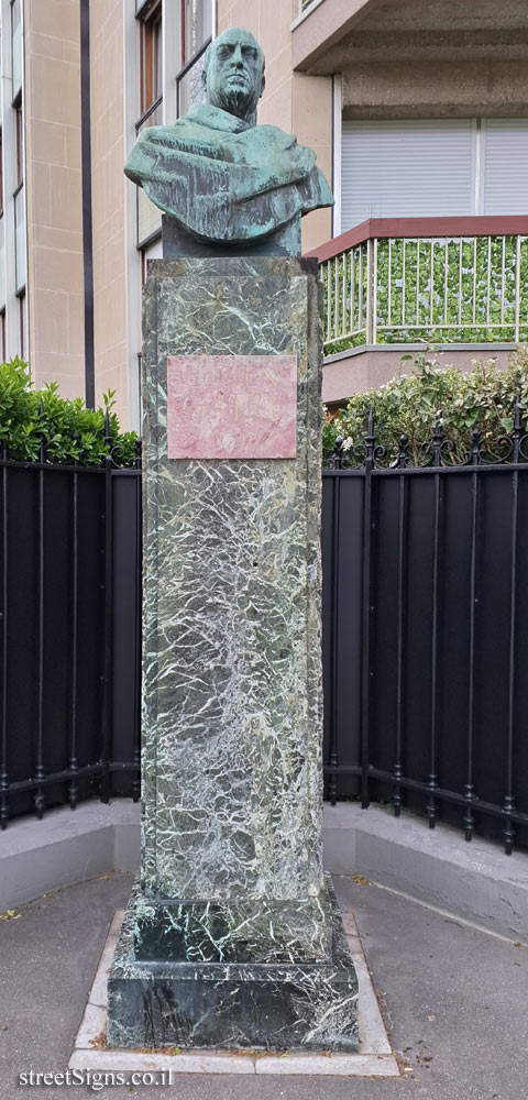 Paris - Statue commemorating the theater actor Lucien Guitry - 18 Av. Elisée Reclus, 75007 Paris, France