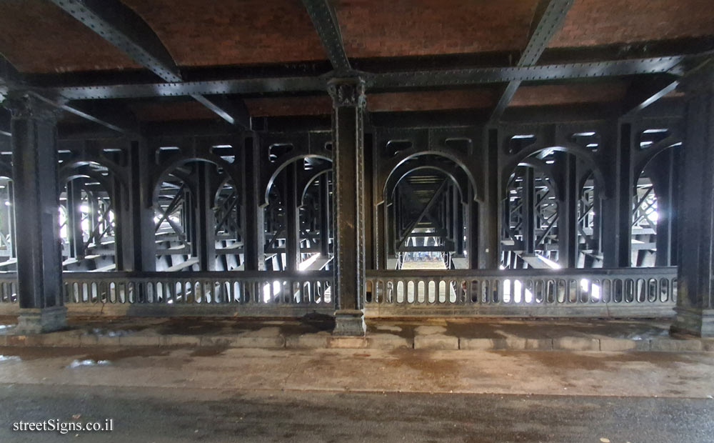 Paris - Alexander III Bridge - The base of the bridge