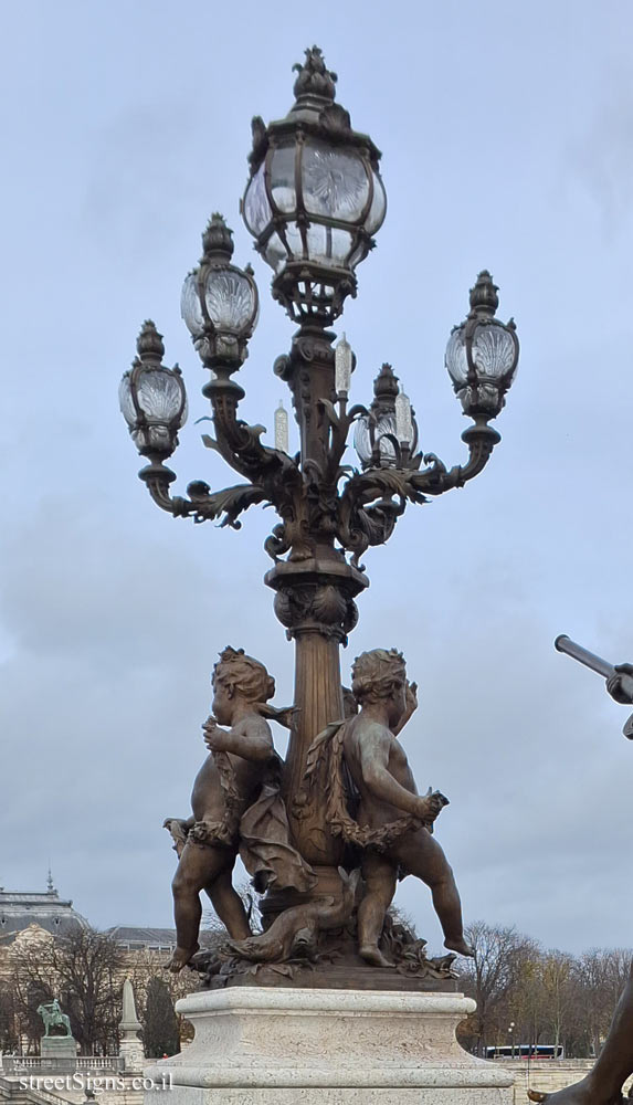 Paris - Alexander III Bridge - The Pillar of Light and the "Circle of Love"