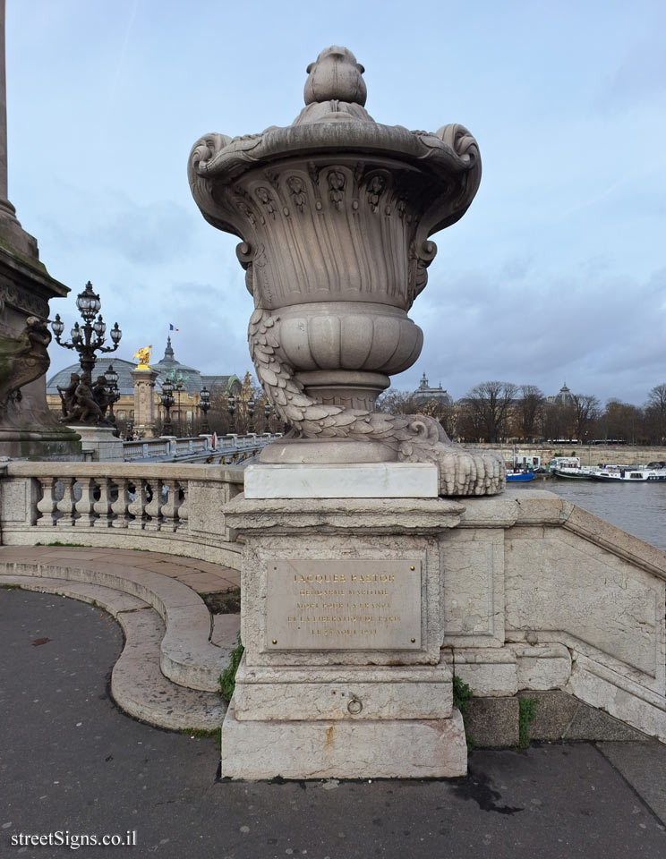 Paris - Memorial plaque where Jacques Pastor fell in the liberation of Paris battle - Rive Gauche, Pont Alexandre III, 75007 Paris, France