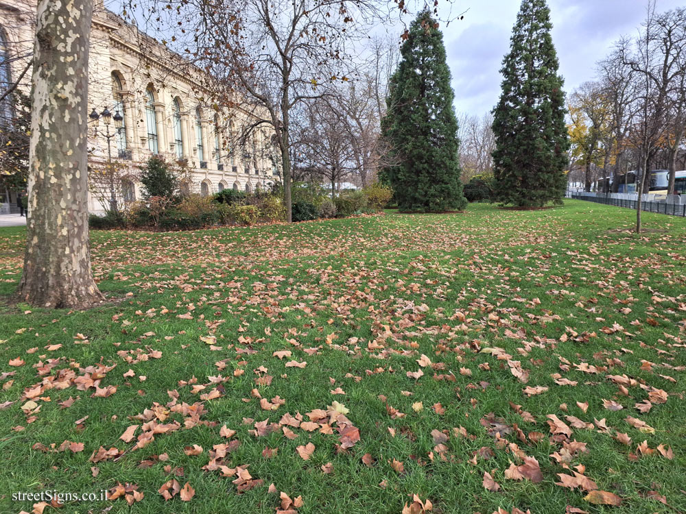 Paris - Gardens - Garden around the Petit Palais - 20 Cr la Reine, 75008 Paris, France