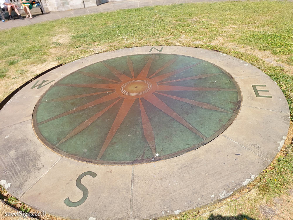 London - Tower Hill Memorial - Second World War - The compass in the center of the sunken garden