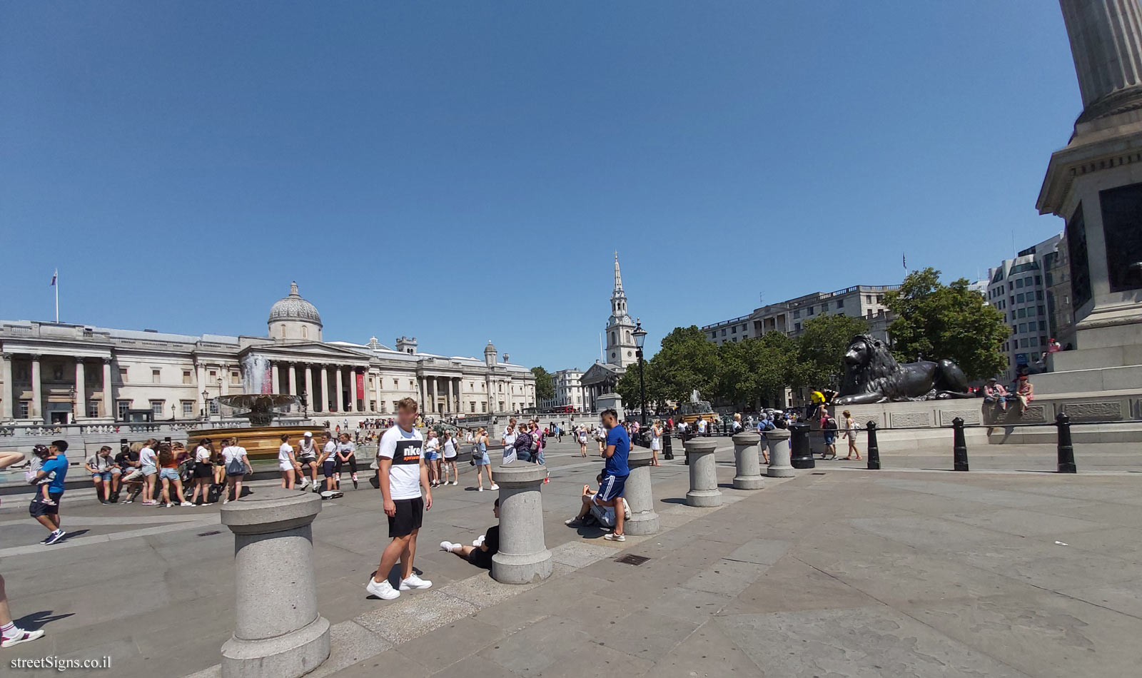 London - Trafalgar Square - National Gallery and Church of St. Martin in the Fields