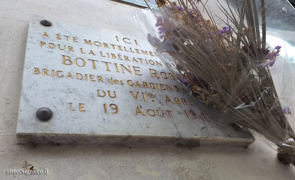 Paris - Plaque for policeman Robert Bottine, killed in the Liberation of Paris