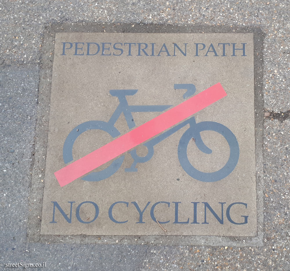 London - Pedestrian route, forbidden bicycle ride