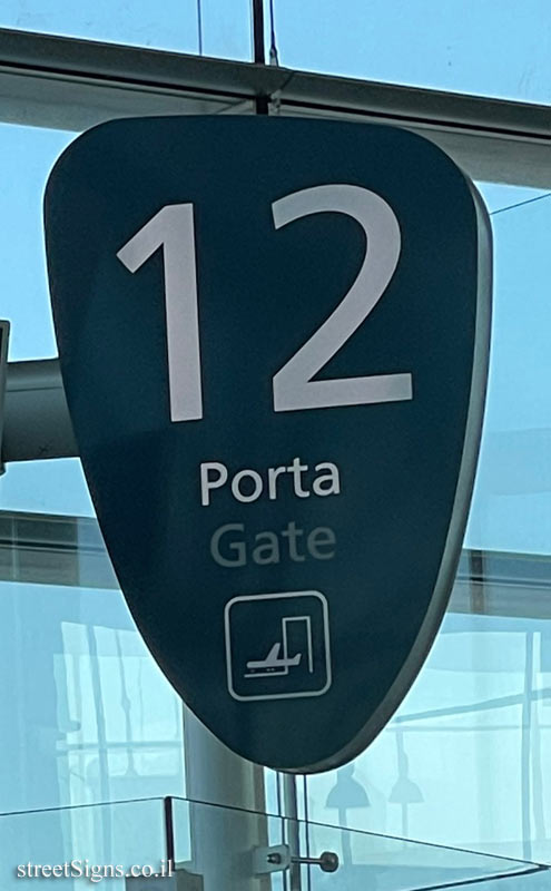 Vila Nova da Telha - Porto Airport - Francisco Sá Carneiro Airport - boarding gate