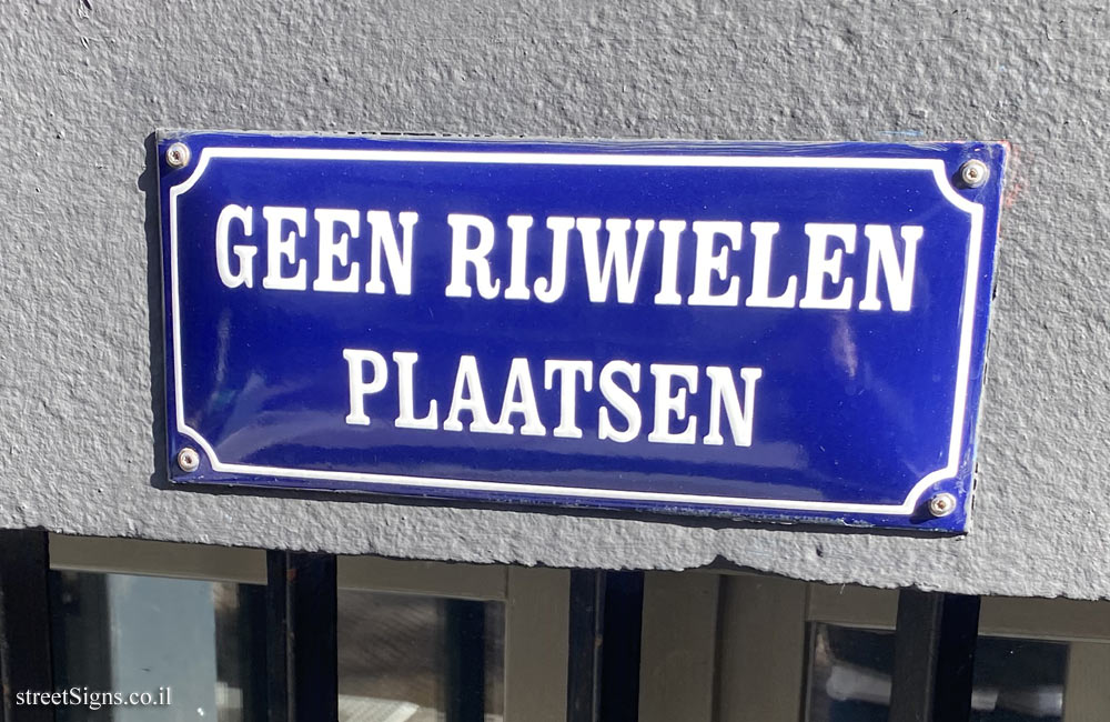 Rotterdam - a warning against tying a bicycle in the shape of a street name sign