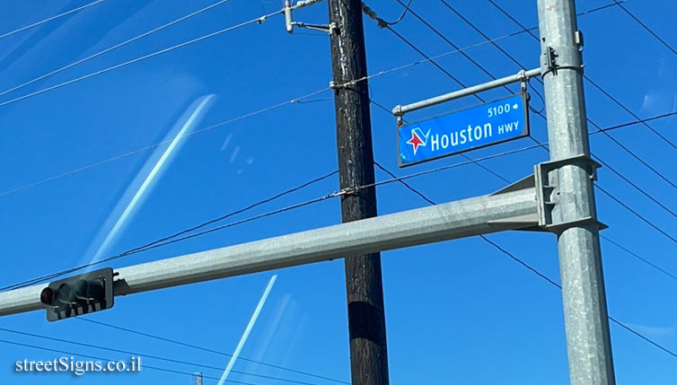 Victoria (Texas) - A street sign on a traffic light - Houston Street