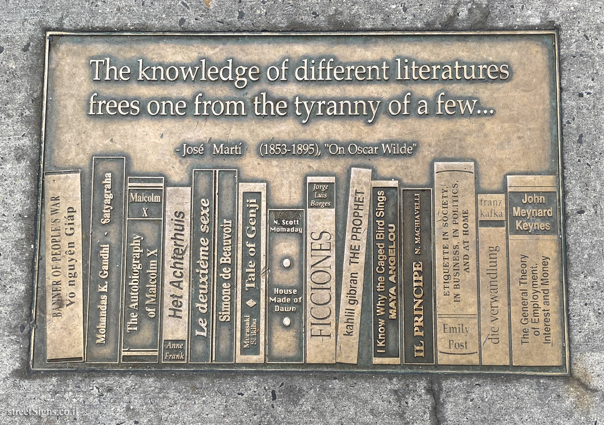 New York - Library Walk - On the advantage of knowing different types of literature