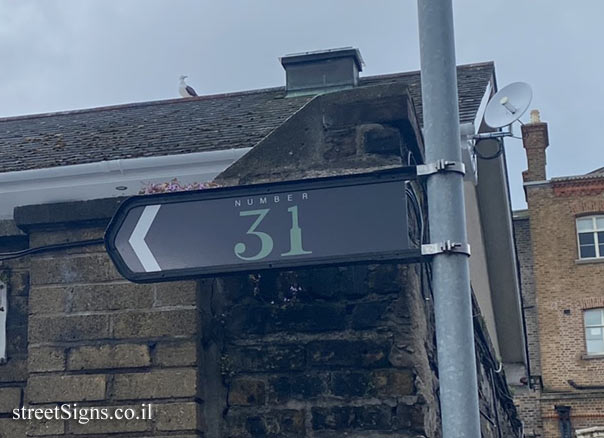 Dublin - A sign pointing to a house number on the street