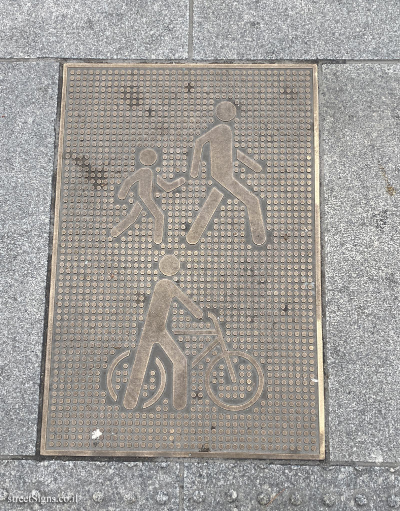 Dublin - A lane for pedestrians and cyclists