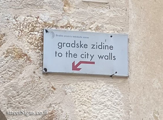 Dubrovnik - A sign pointing to the walls of the Old City