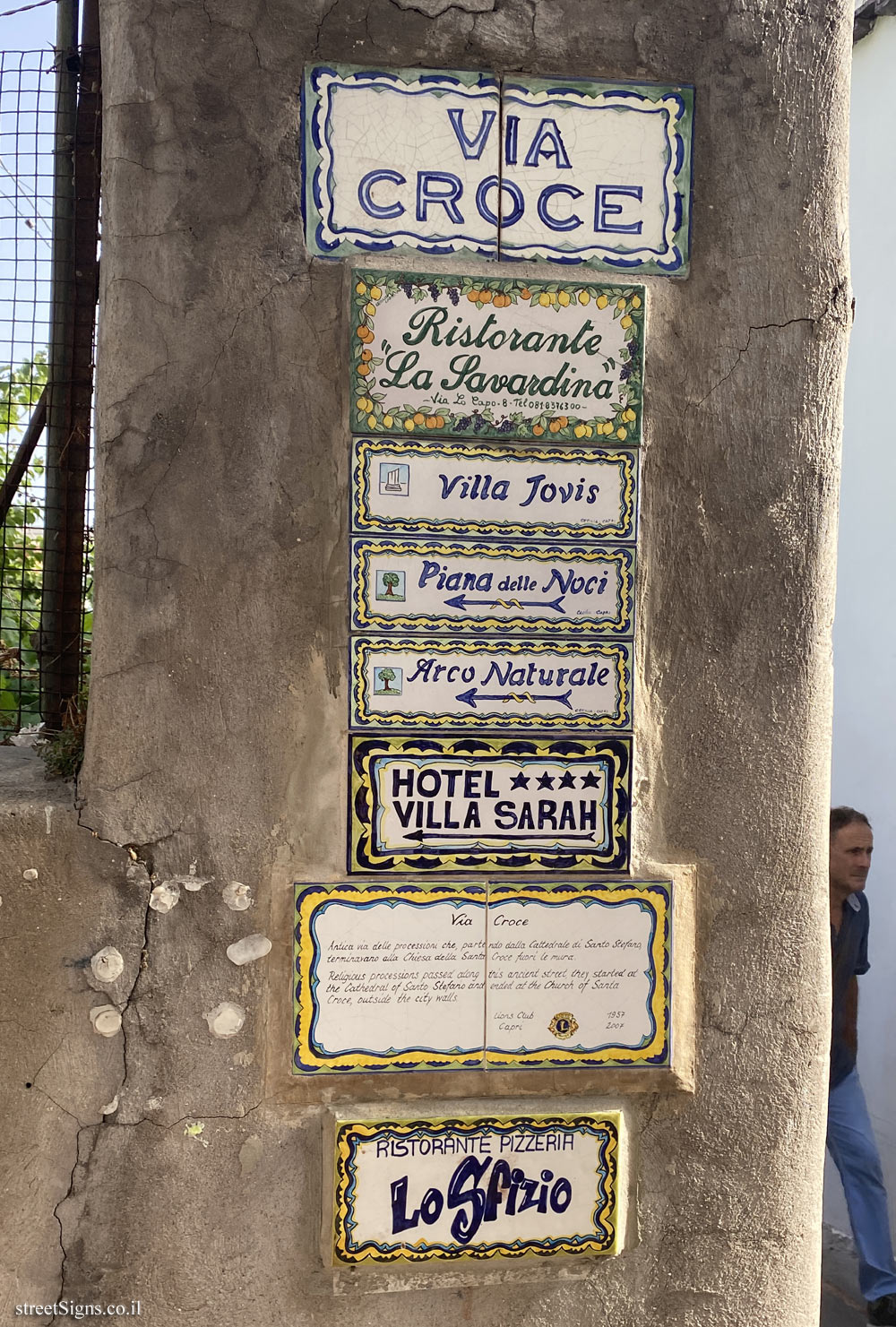 Capri - Via Croce, with an explanatory sign and direction signs for places around the street