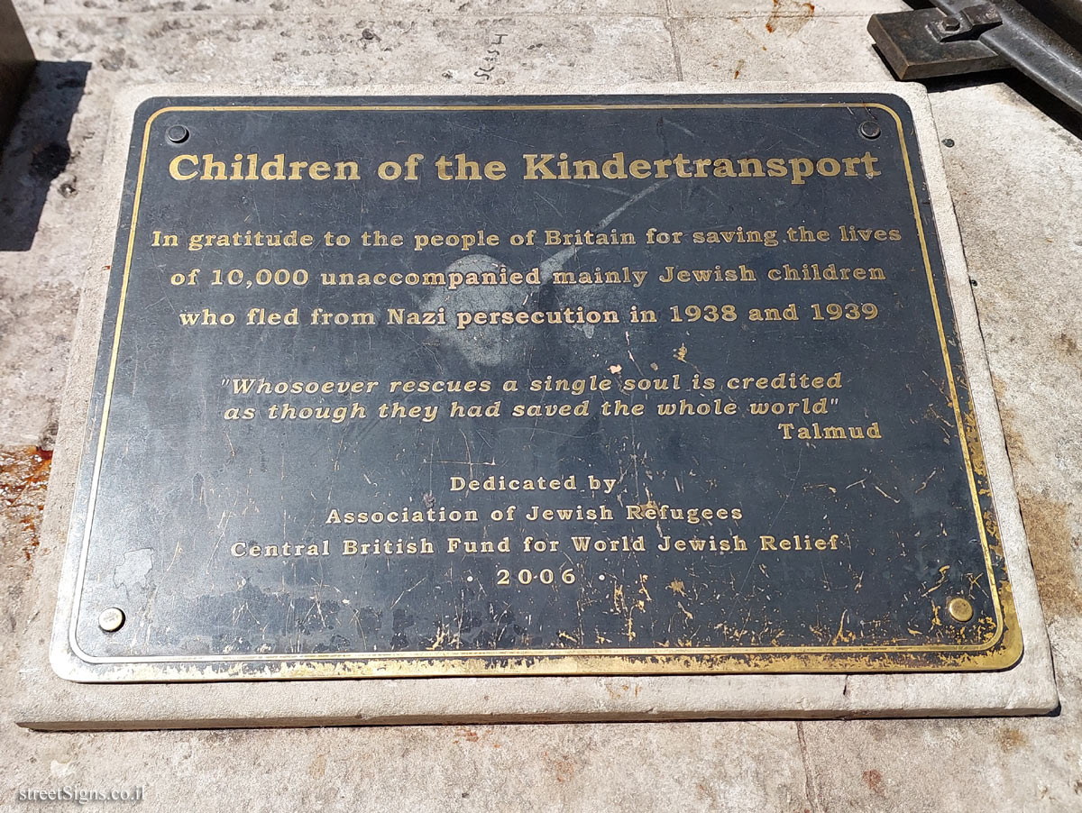 London - A monument commemorating the "Kindertransport"