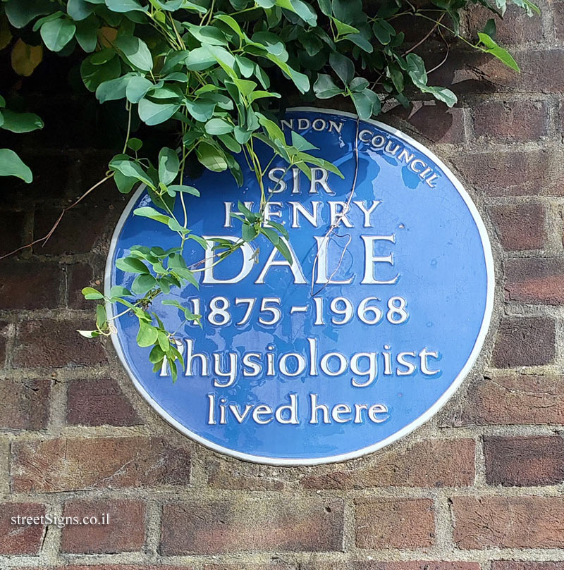 London - Commemorative plaque at the place where the pharmacologist Henry Dale lived