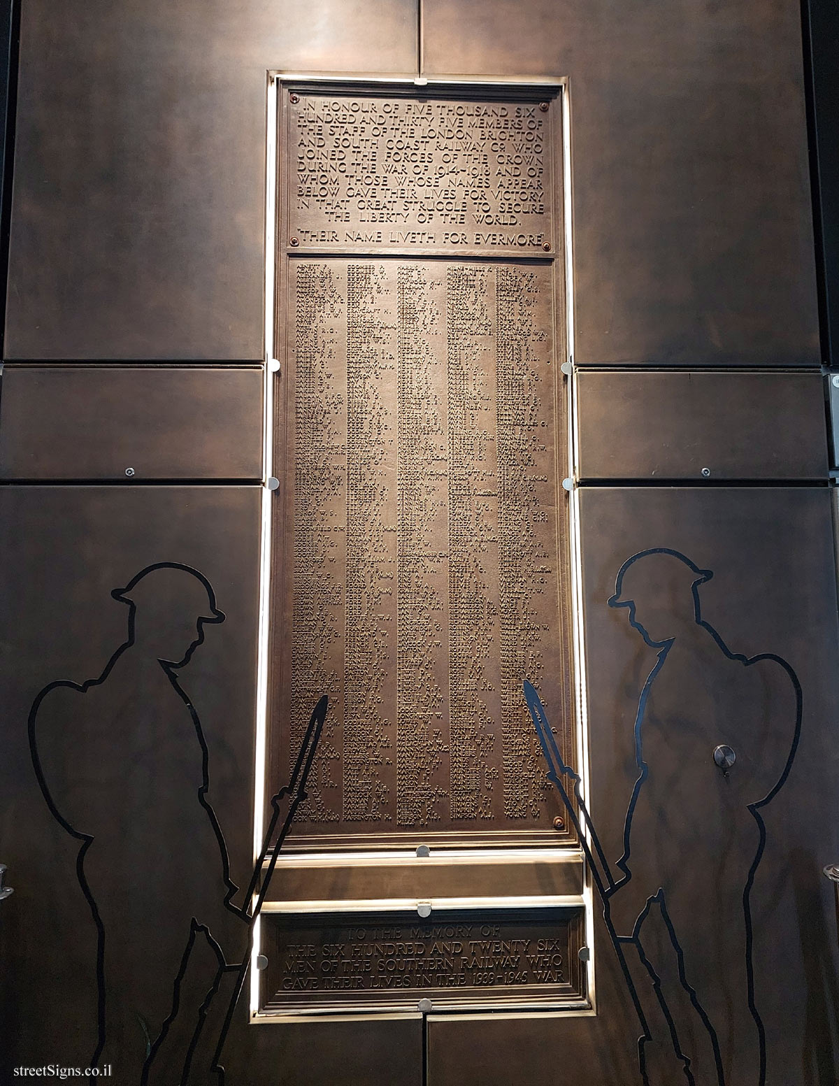 London - Commemorative plaque for the martyrs of railway workers in World Wars