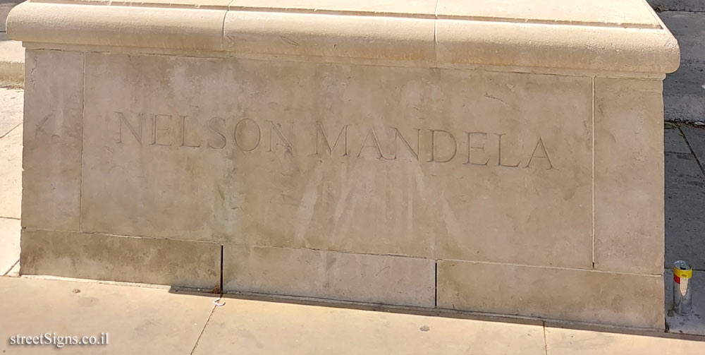 London - Statue of Nelson Mandela