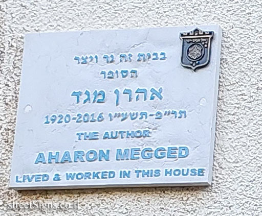 Aharon Megged - Plaques of artists who lived in Tel Aviv