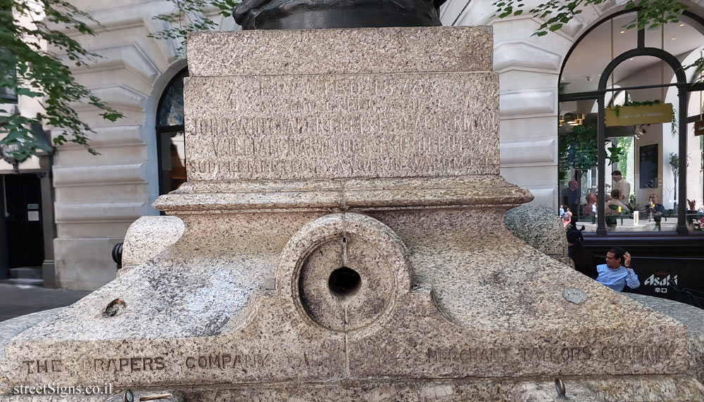 London - Drinking water fountain - La maternité