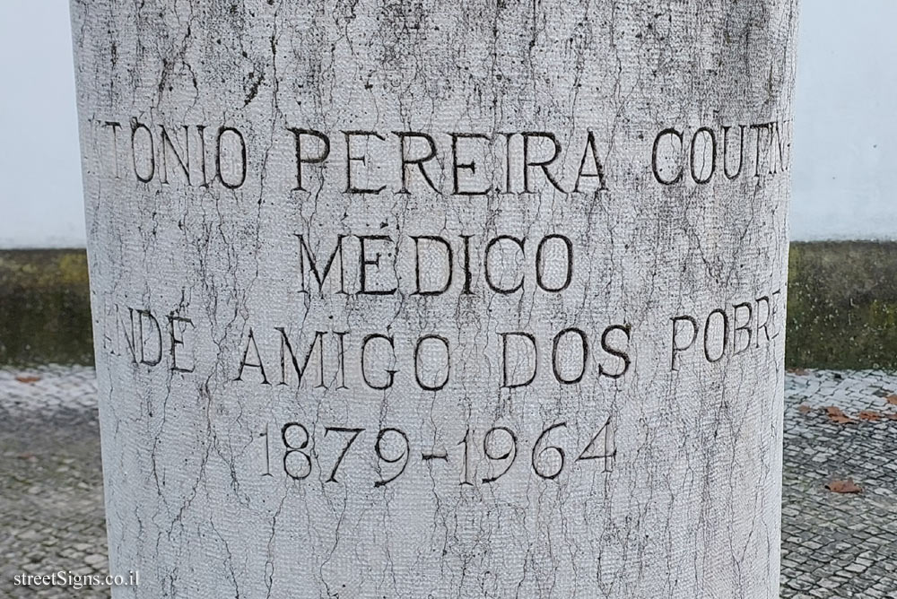 Cascais - commemorative statue of doctor António Pereira Coutinho