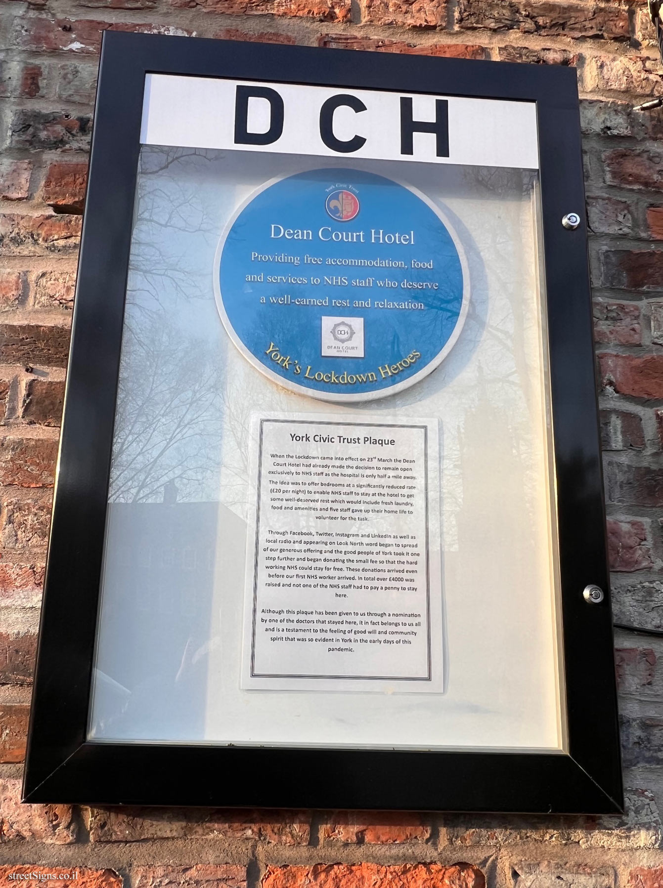 York - A tribute plaque to the Dean Court Hotel during the lockdown of the Corona epidemic