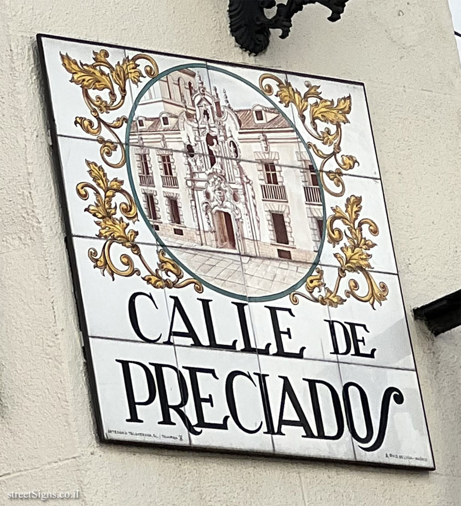 Madrid - the intersection of Rompelanzas and Preciados streets