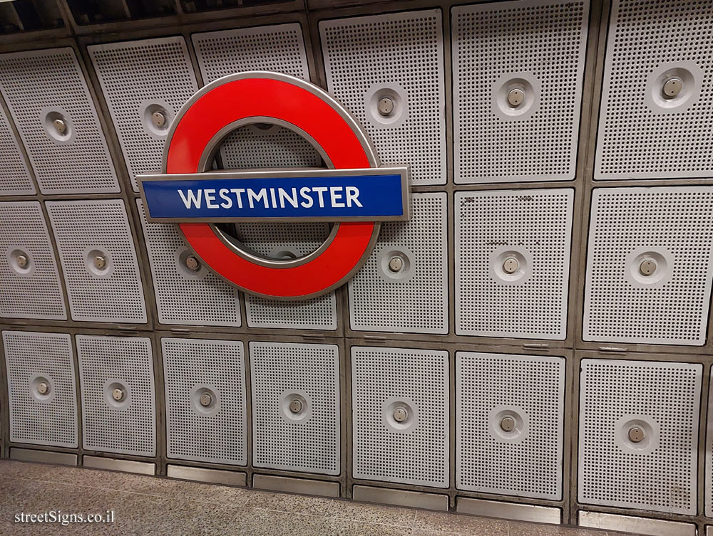 London - Westminster Subway Station - Interior of the station - Default choice