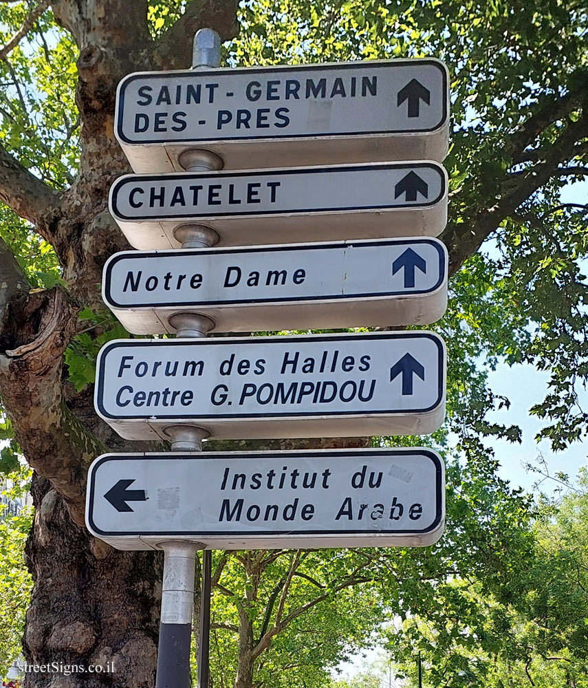 Paris - Direction sign for sites in the area (2)