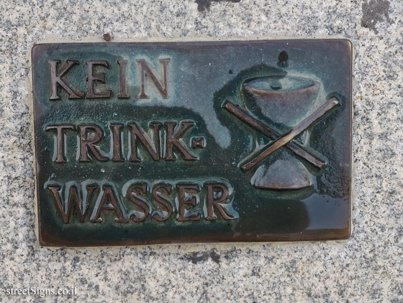 Vienna - warning against drinking fountain water