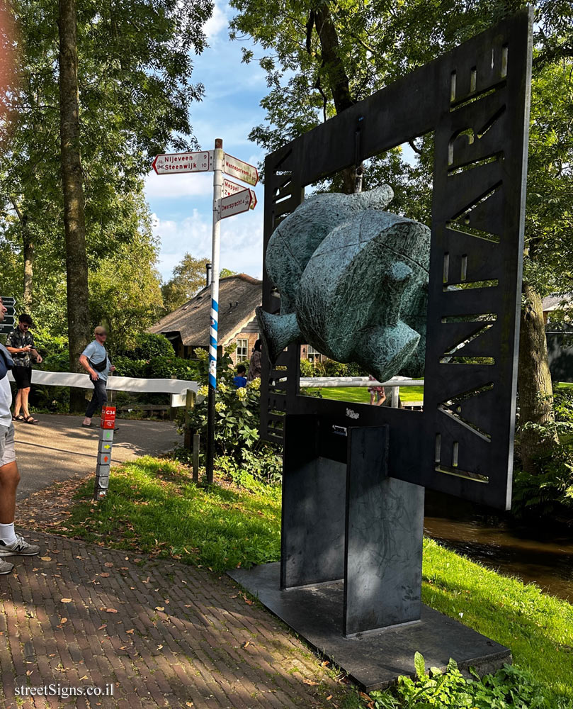 Giethoorn - "Fanfare" outdoor sculpture by Pepe Gregoire