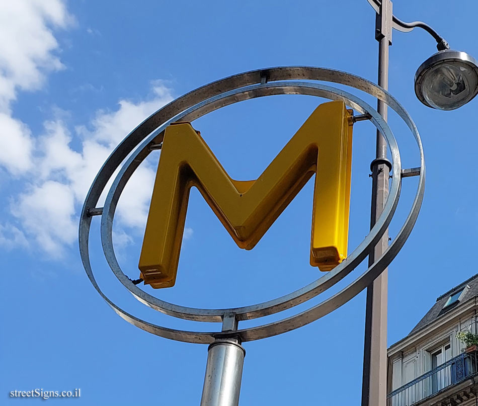 Paris - sign marking the entrance to the Hôtel de Ville metro station