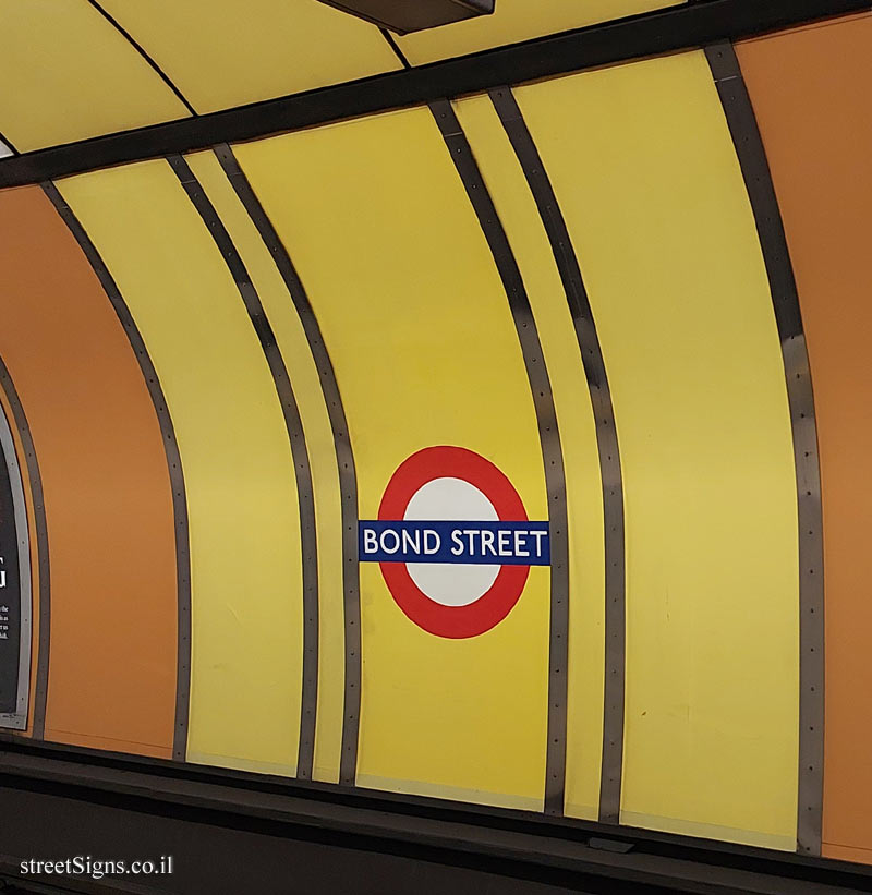 London - Bond Street Subway Station - Interior of the station (2)