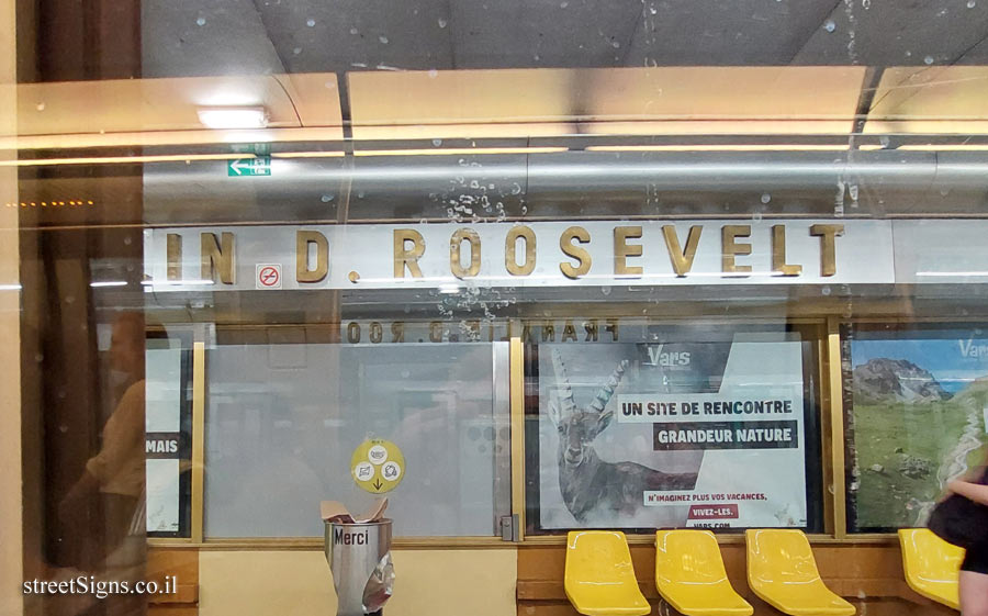 Paris - Franklin D. Roosevelt metro station - interior of the station