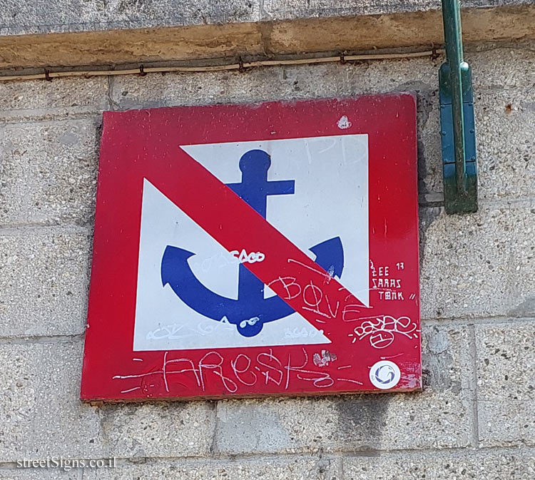 Paris - A sign prohibiting docking on the banks of the Seine